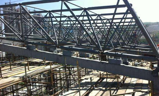 大庆简述网架公司的黑色压型钢板的吊装步履